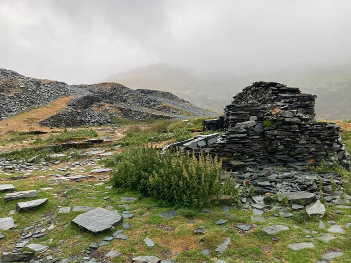 Ruine einer Steinhütte mit Wanderweg